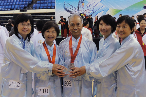 Team CChealthqigong with Liu Zi Jue Silver Award